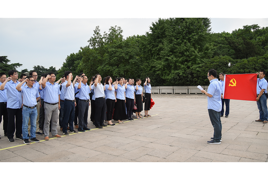 優(yōu)秀黨員赴南京雨花臺進(jìn)行黨的教育宣誓